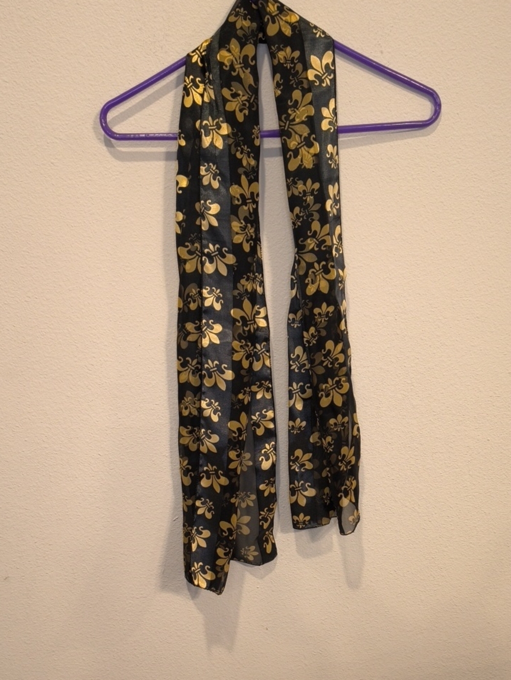 Black & Gold Fleur-Pattern Lightweight Scarf